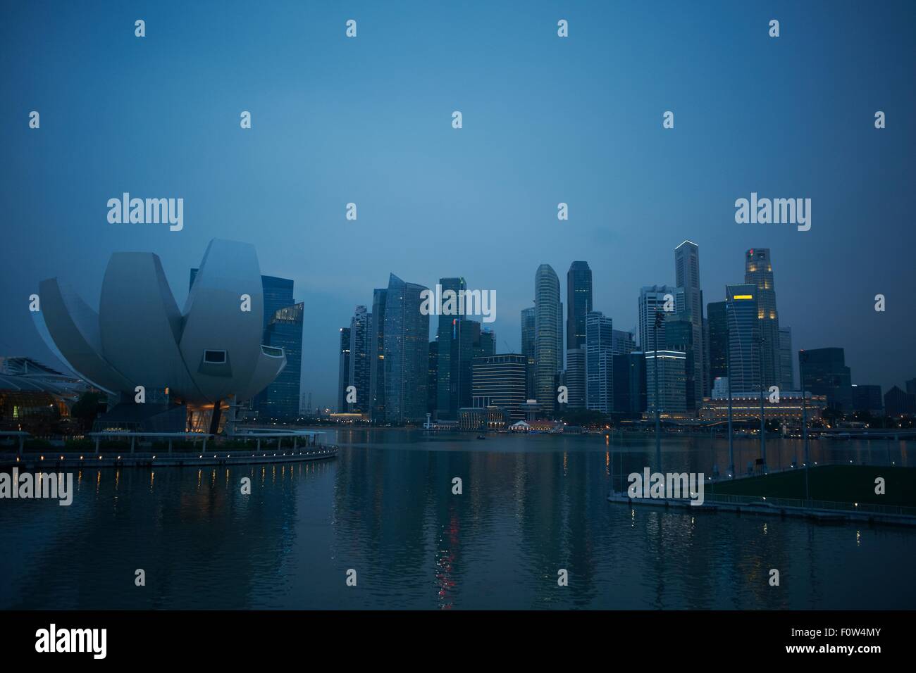 Voir des gratte-ciel et le front de mer à l'aube, Singapour Banque D'Images