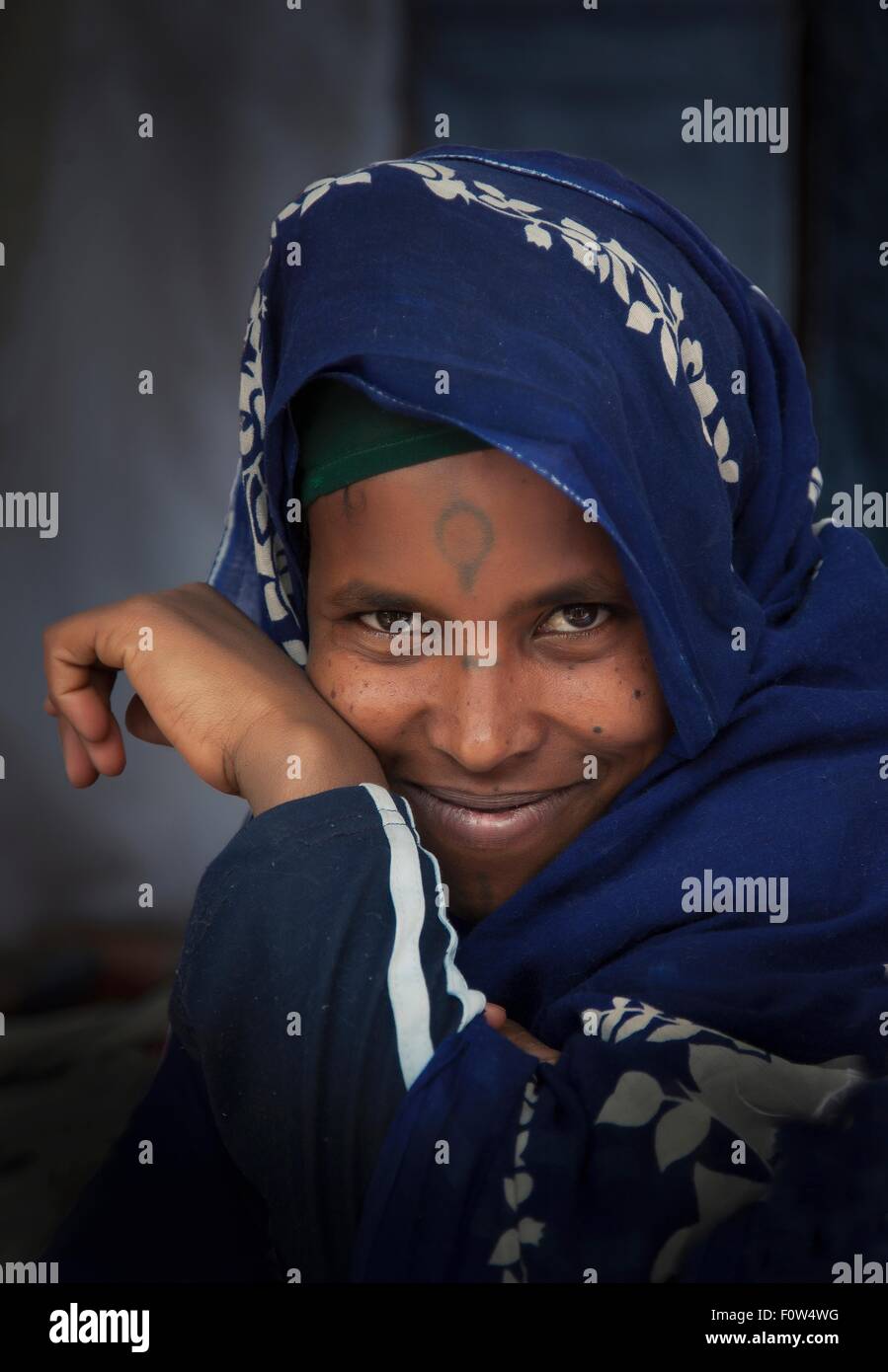 Portrait of smiling woman wearing blue Amhara vêtements traditionnels, l'Éthiopie, l'Afrique Banque D'Images