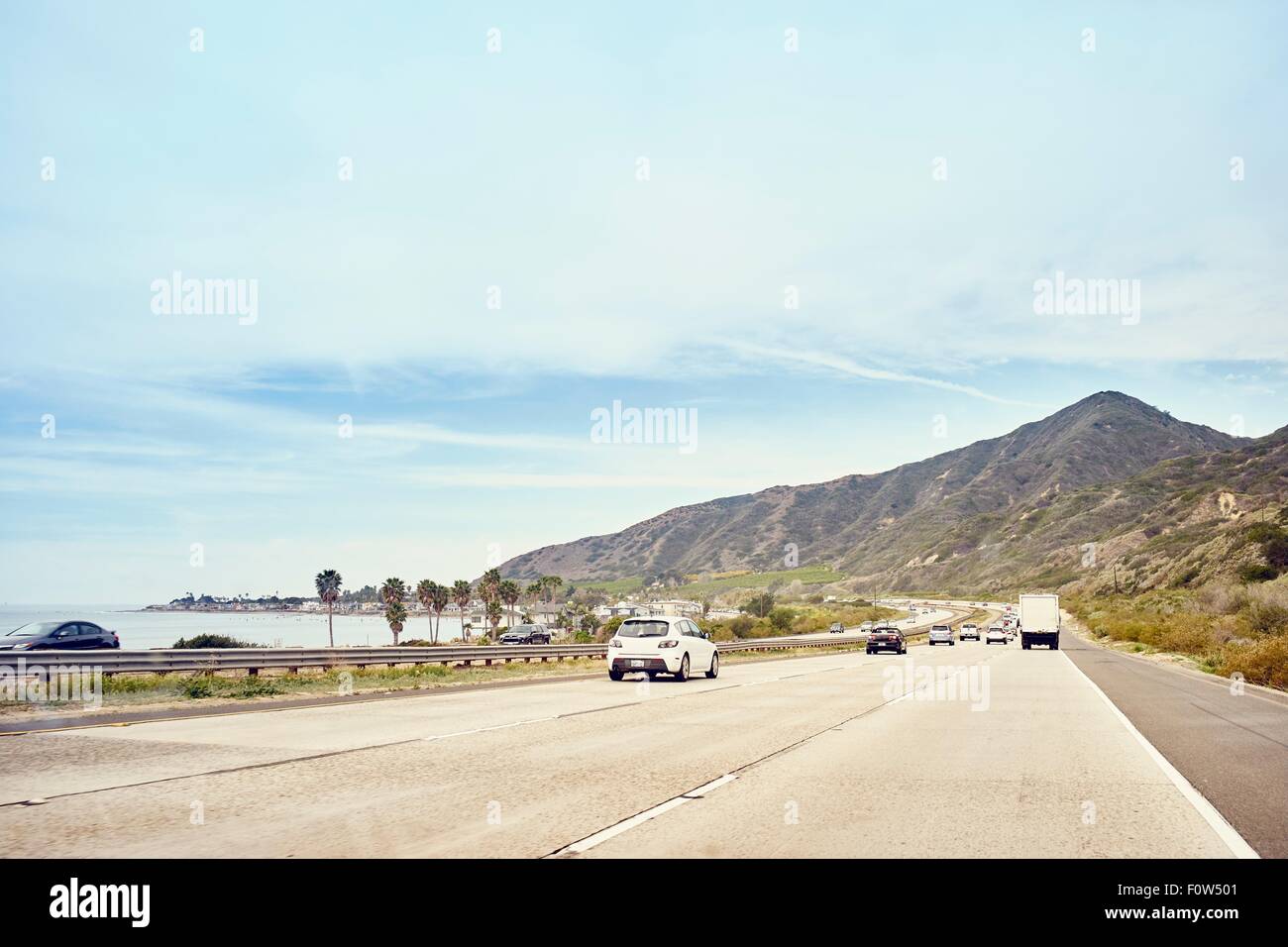 Les voitures sur la route côtière, Malibu, California, USA Banque D'Images