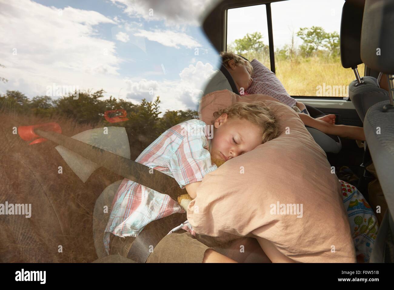Deux jeunes garçons endormis à l'arrière du véhicule hors route Banque D'Images