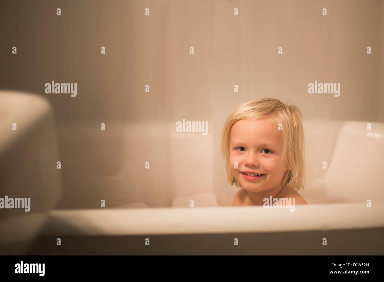 Portrait of cute boy in bath Banque D'Images