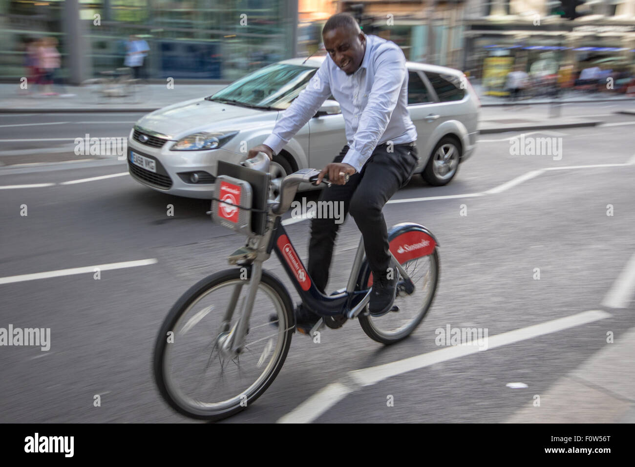 Transport for London's cycle hire scheme, parrainé par Sanatander permet aux Londoniens et aux touristes de louer des vélos à la gare d' Banque D'Images