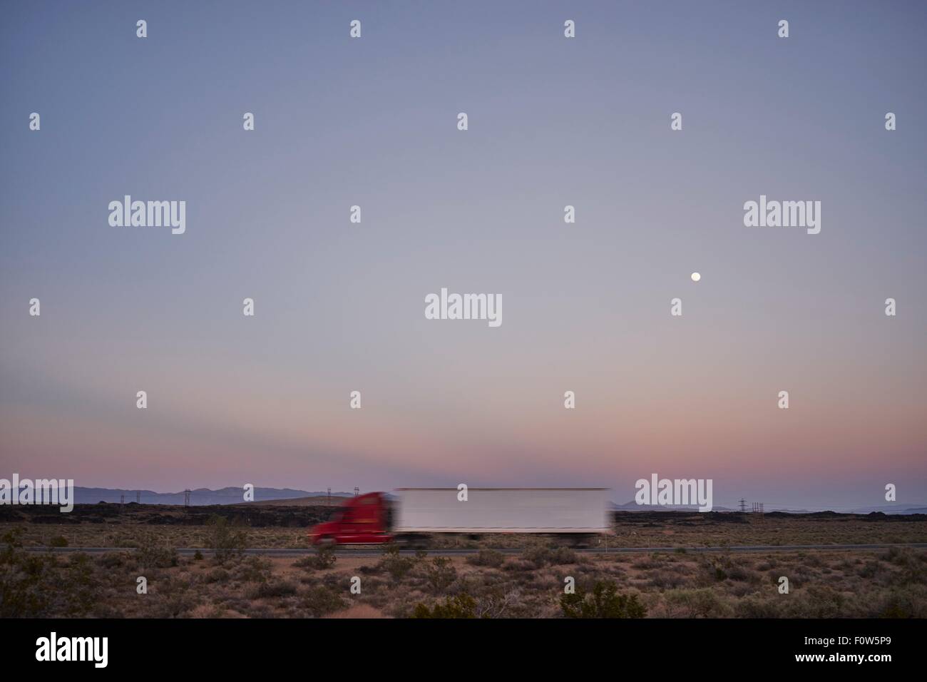 La conduite de camions sur l'autoroute la nuit, la vallée de la mort, Californie, USA Banque D'Images