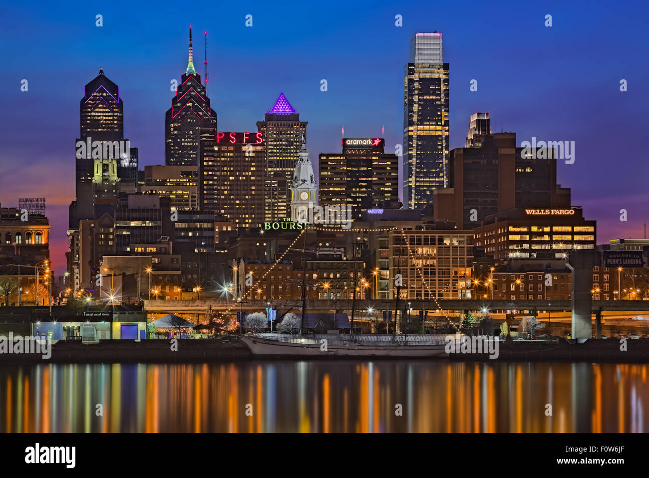Philadelphia Skyline pendant l'heure bleue au crépuscule. Banque D'Images