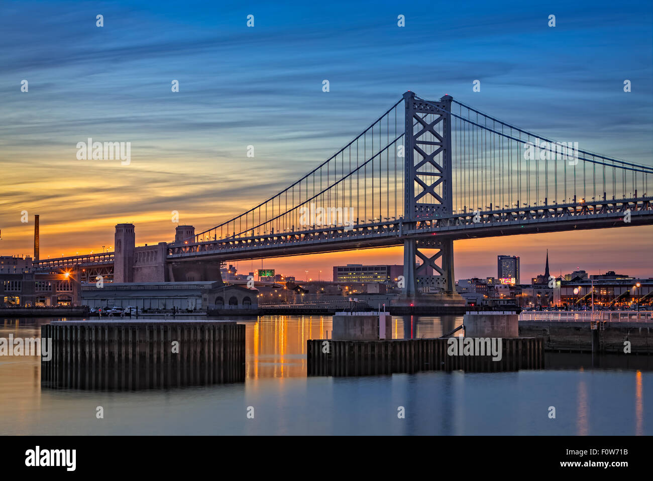 Le Ben Franklin Delaware River Bridge au coucher du soleil. Banque D'Images