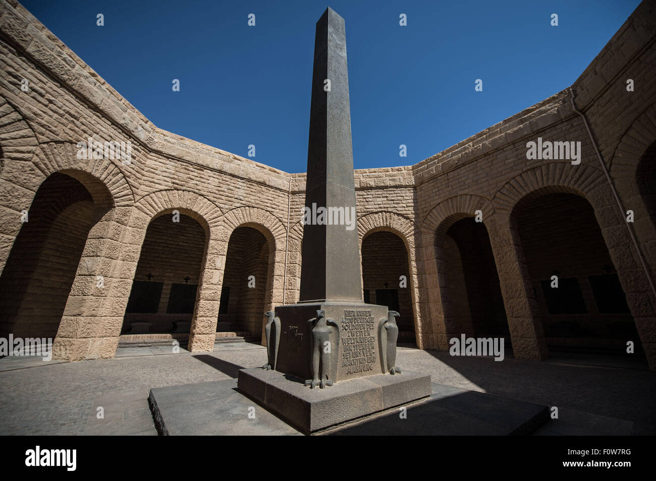 (150822) -- El Alamein, le 22 août, 2015 (Xinhua) -- un obélisque est considéré à l'cimetière allemand où quelque 4 200 soldats allemands sont enterrés dans la ville d'El Alamein, Matrouh, Province de la côte nord de l'Égypte, le 19 août 2015. Bataille d'El Alamein, lancé à partir du 23 octobre au 4 novembre 1942, a été un tournant au cours de la Seconde Guerre mondiale, où les forces alliées dirigées par le commandant britannique Bernard Law Montgomery a défait les forces germano-italien de l'axe dirigé par Fox 'Desert' le général allemand Erwin Rommel. El Alamein Musée militaire a été ouvert aux visiteurs avec ses trois principaux britannique, allemande et italienne afficher salles Banque D'Images