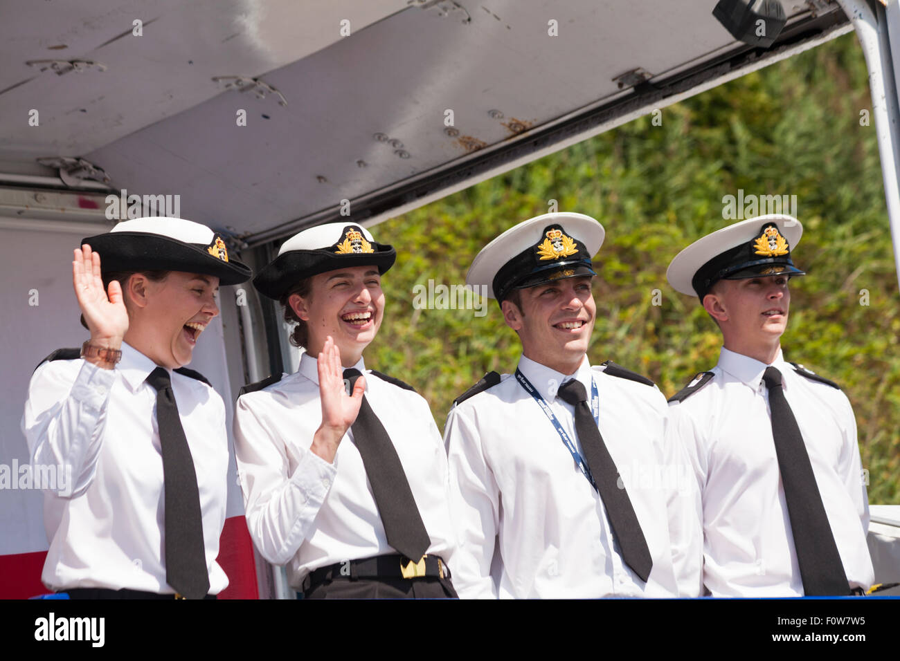 Bournemouth, Royaume-Uni. 21 août 2015. Le personnel souriant de la Royal Navy à Bournemouth Air Festival Crédit : Carolyn Jenkins/Alamy Live News Banque D'Images