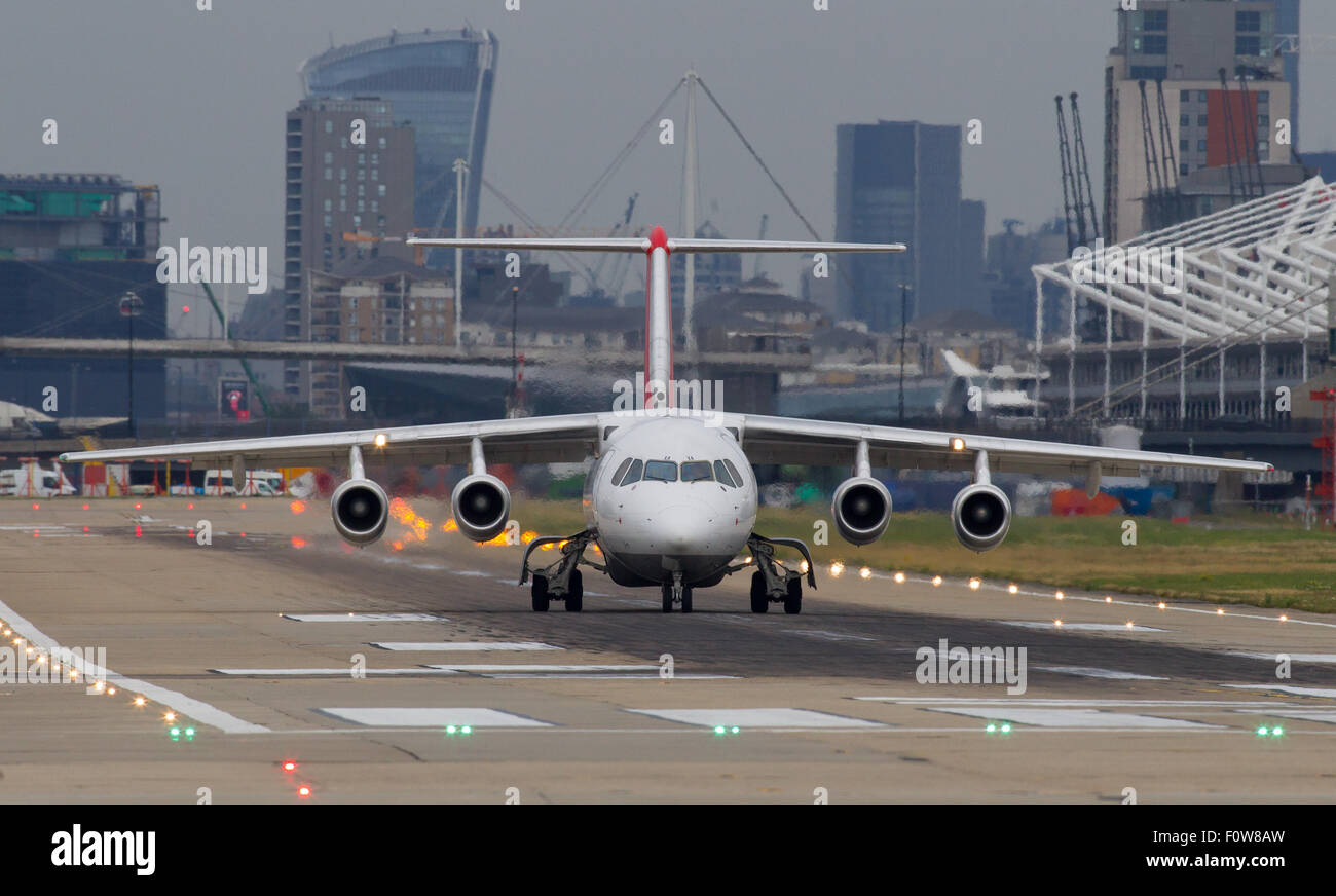 CityJet un Avro RJ85-AE inscription WXA taxis pour décoller à l'aéroport de Londres City LCY. Banque D'Images