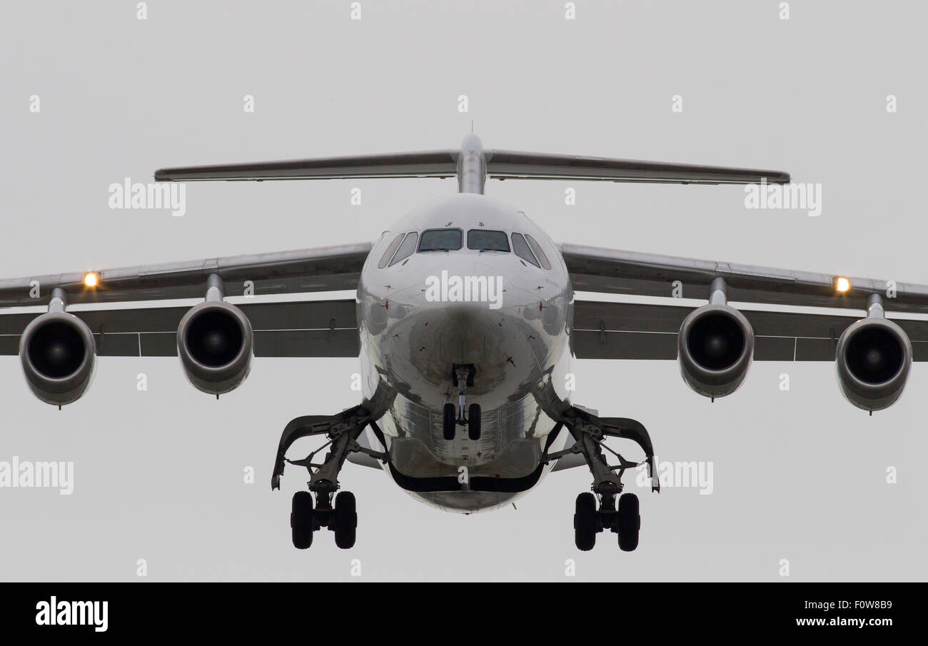 CityJet un Avro RJ85-AE inscription RJI arrive sur terre à l'aéroport de Londres City LCY. Banque D'Images