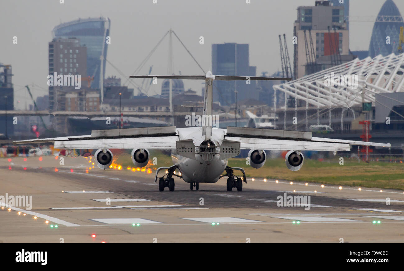 CityJet un Avro RJ85-AE inscription RJI déploie sa queue de freinage de l'air à mesure qu'il arrive d'atterrir à l'aéroport de Londres City LCY. Banque D'Images