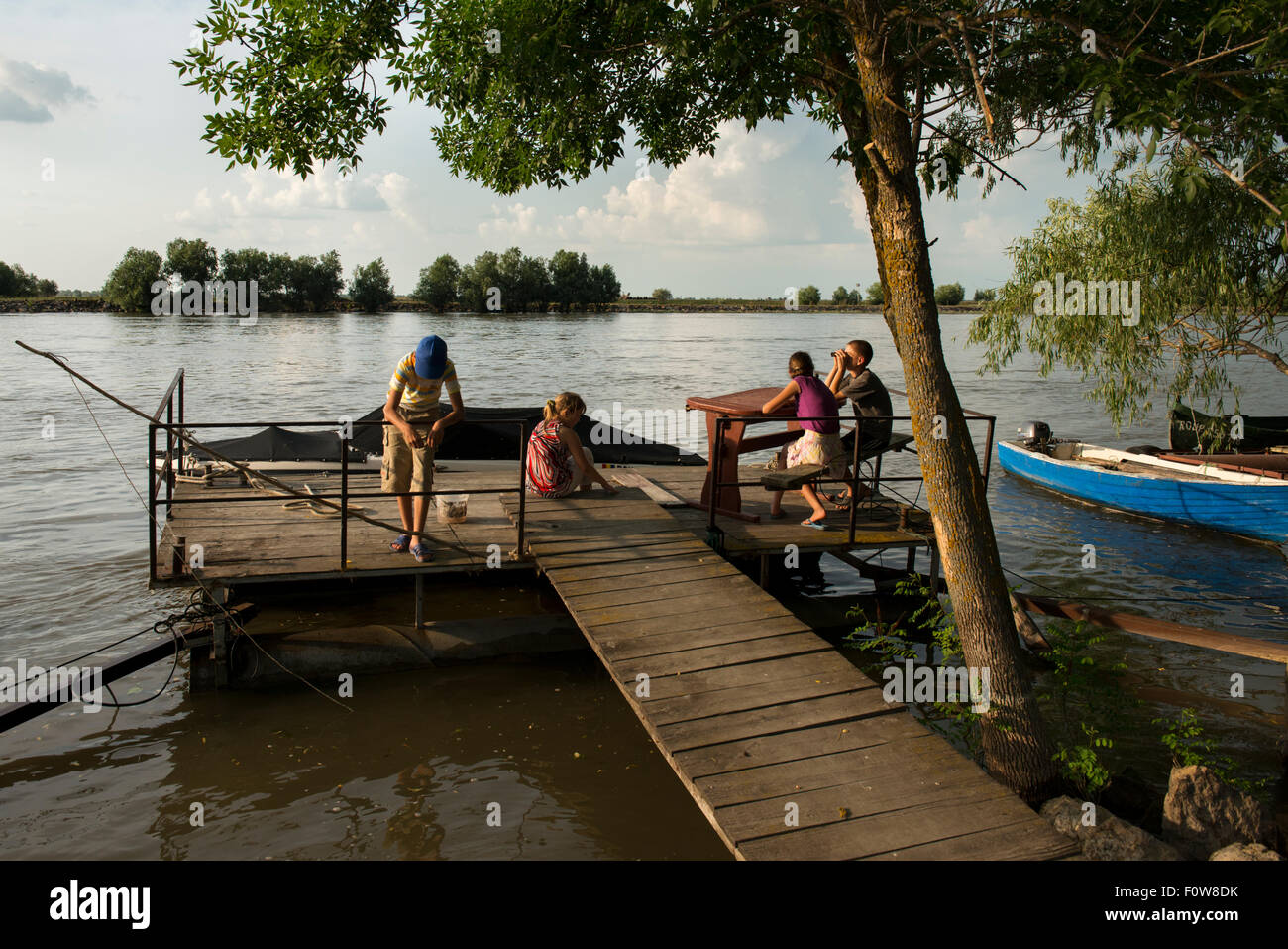 Enfants jouant sur le Guadalquivir, Crisan, Delta du Danube, Roumanie, juin 2013. Banque D'Images