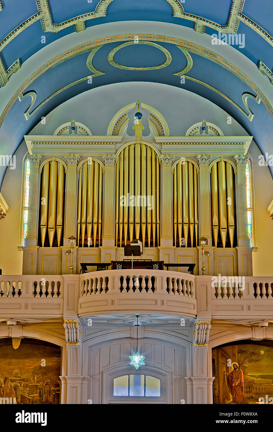 Une vue étroite de l'orgue à tuyaux à Saint Michaels Église catholique et les belles couleurs et riche de détails architecturaux. Banque D'Images