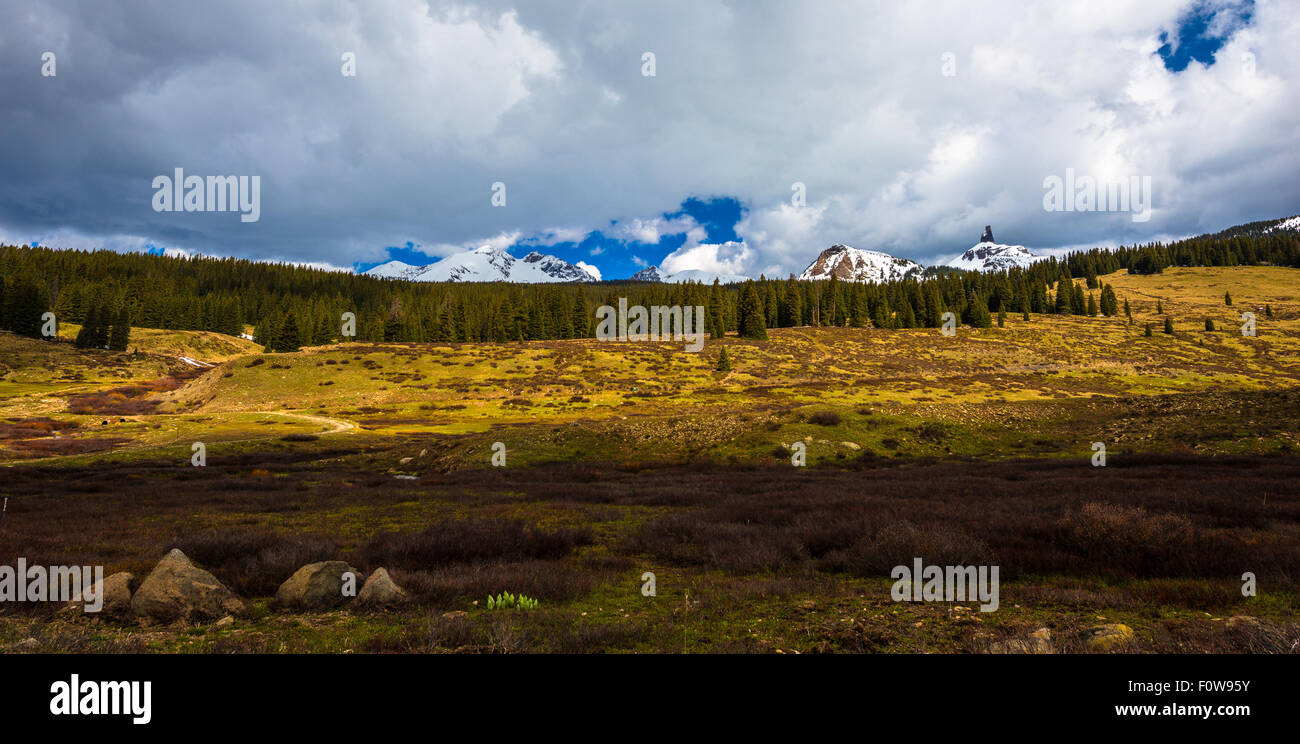 D'épais nuages sur les sommets enneigés des montagnes Rocheuses du Colorado Landscape Banque D'Images