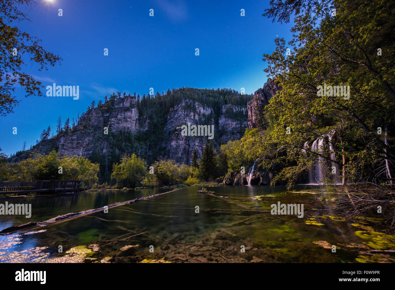 Hanging Lake dans la nuit par un couvercle de lune, Glenwood Canyon Colorado Banque D'Images