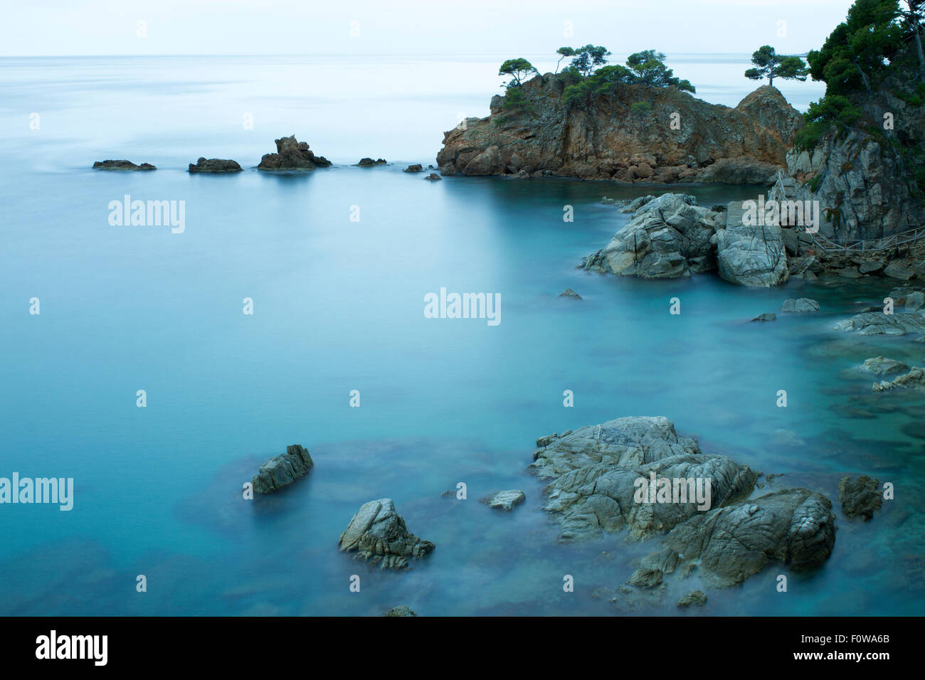 Beau rivage rocheux. Une longue exposition paysage. Costa Brava Espagne Banque D'Images