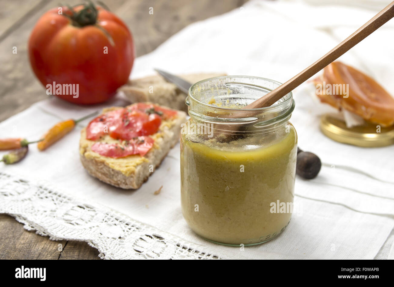 L'hoummos crostini avec tomates sur table en bois Banque D'Images