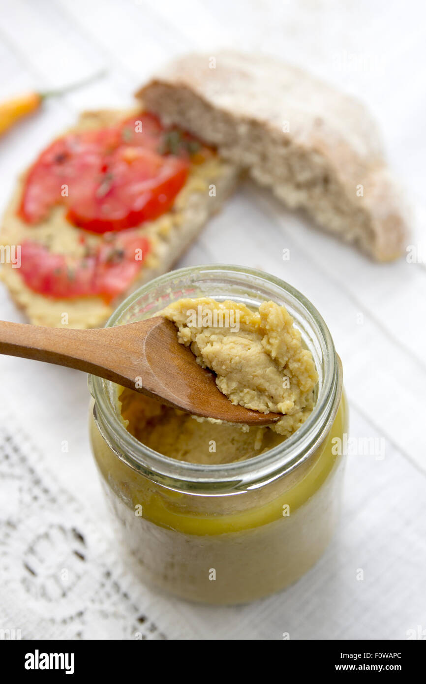 L'hoummos crostini avec tomates sur table en bois Banque D'Images