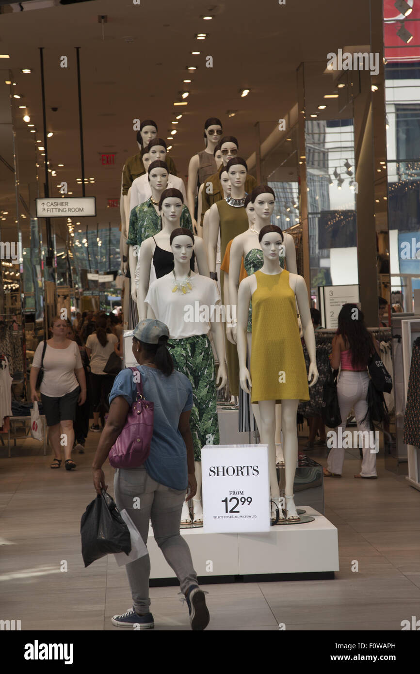 La mode féminine sur l'affichage à l'entrée d'un magasin H & M dans le centre de Manhattan. Banque D'Images