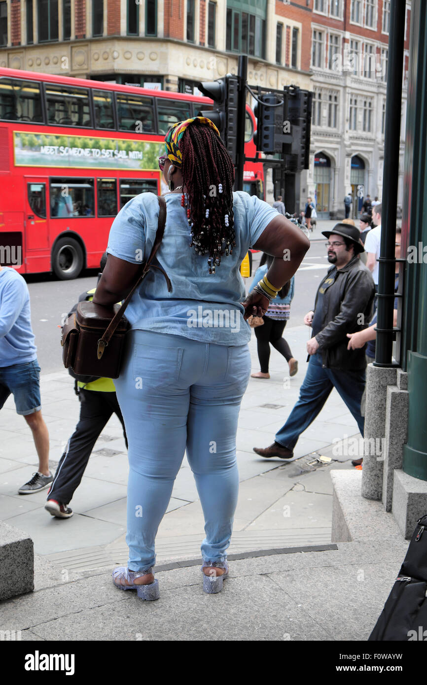 Vue arrière de l'embonpoint attrayant femme noire en jeans serrés sur une rue de la ville de London, UK KATHY DEWITT Banque D'Images