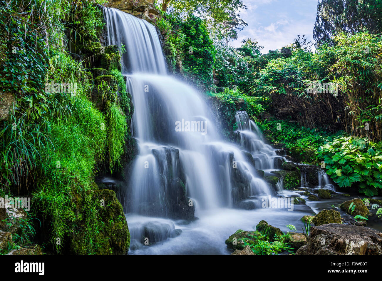 La chute d'eau connue sous le nom de la Cascade sur le Bowood Estate dans le Wiltshire en été. Banque D'Images