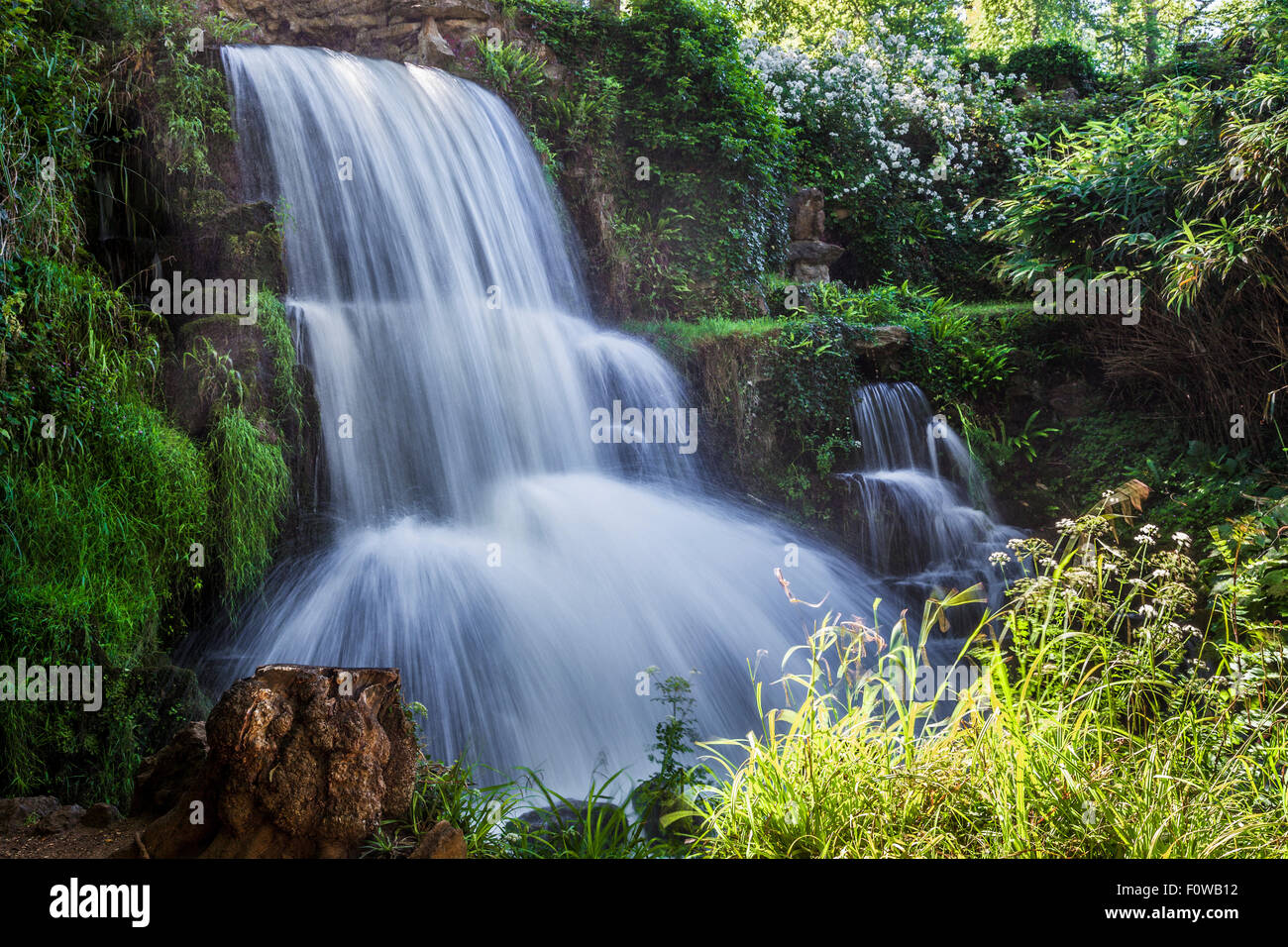 La chute d'eau connue sous le nom de la Cascade sur le Bowood Estate dans le Wiltshire en été. Banque D'Images