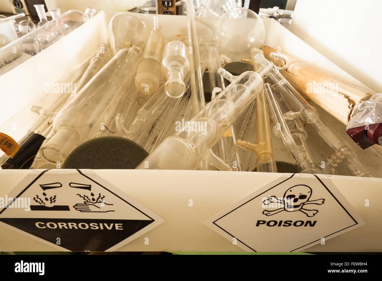 Une boîte de chimie verrerie, avec poison corrosif et autocollants. Banque D'Images