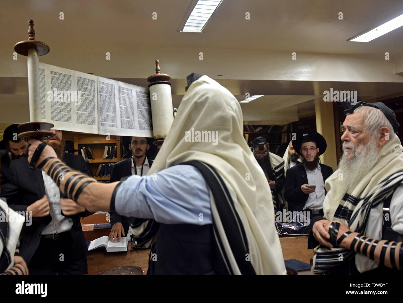 Après une lecture de la Torah le défilement est retenu et montré à la congrégation à des services dans une synagogue juive de Brooklyn, NYC Banque D'Images