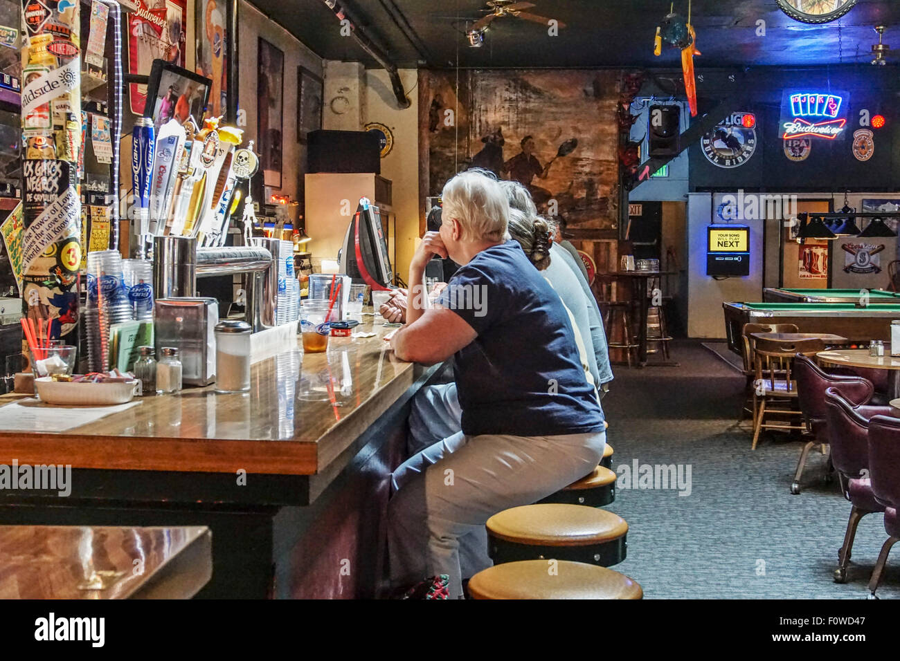 Intérieur du pittoresque vieux funky bar avec table de billard servant de délicieux déjeuner et rafraîchissements aux voyageurs réguliers locaux Banque D'Images