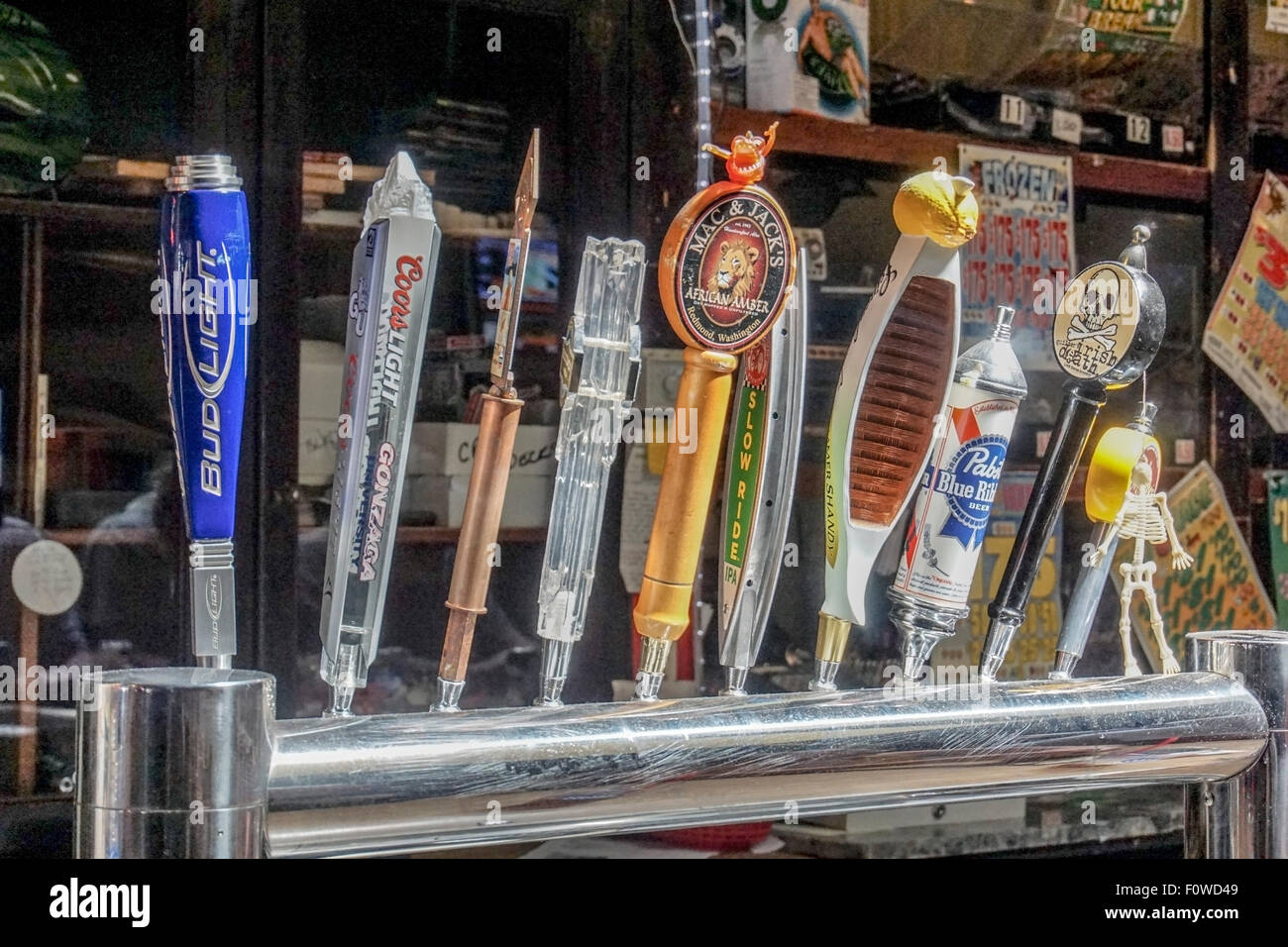 La publicité sur les poignées de bière à l'étiquette sont des artefacts de temps et l'endroit y compris les marques nationales & favoris artisanale locale Banque D'Images