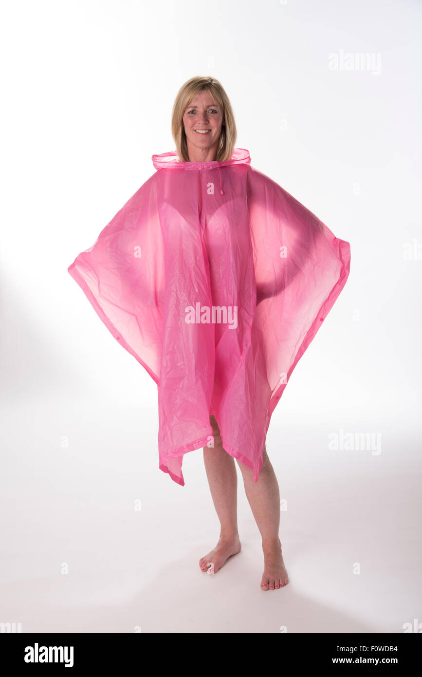 Une femme vêtue de rose vêtu d'un poncho de pluie en plastique Photo Stock  - Alamy