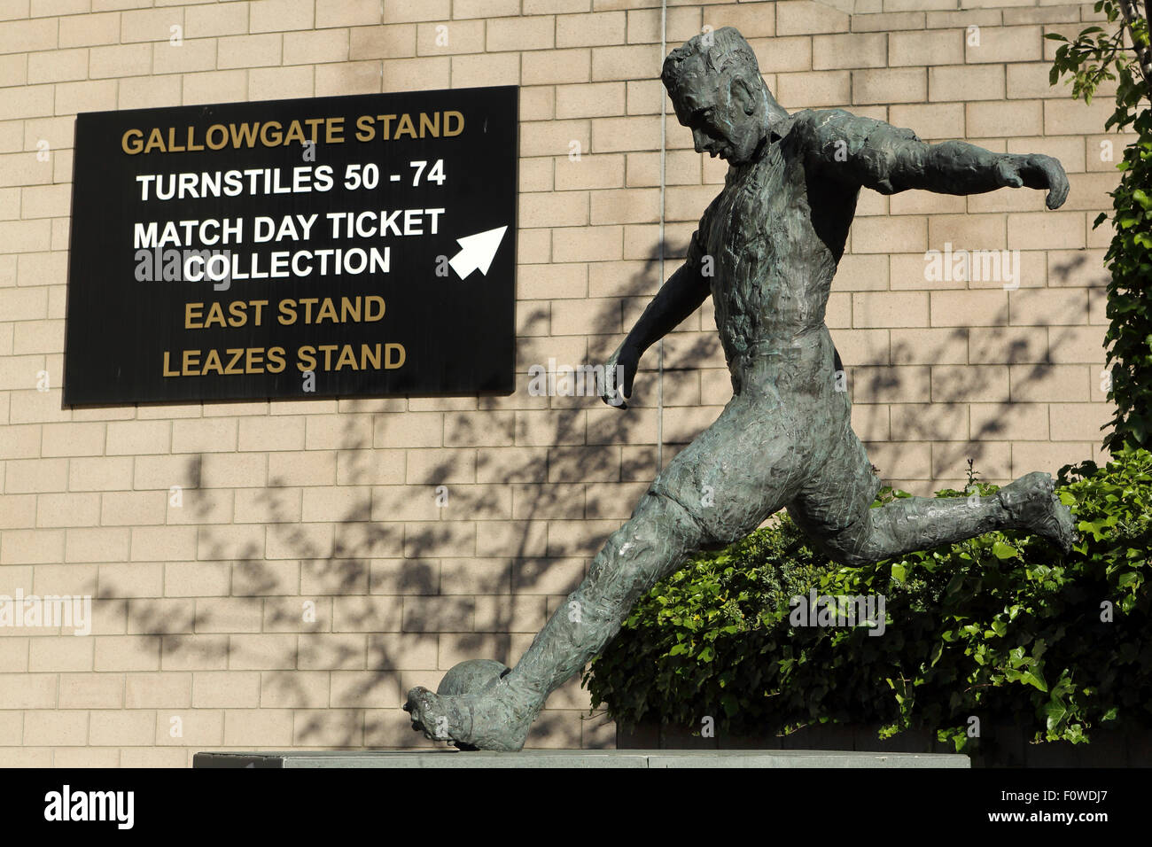 Statue de Jackie Milburn Le footballeur à l'extérieur de St James' Park à Newcastle-upon-Tyne, en Angleterre. Banque D'Images