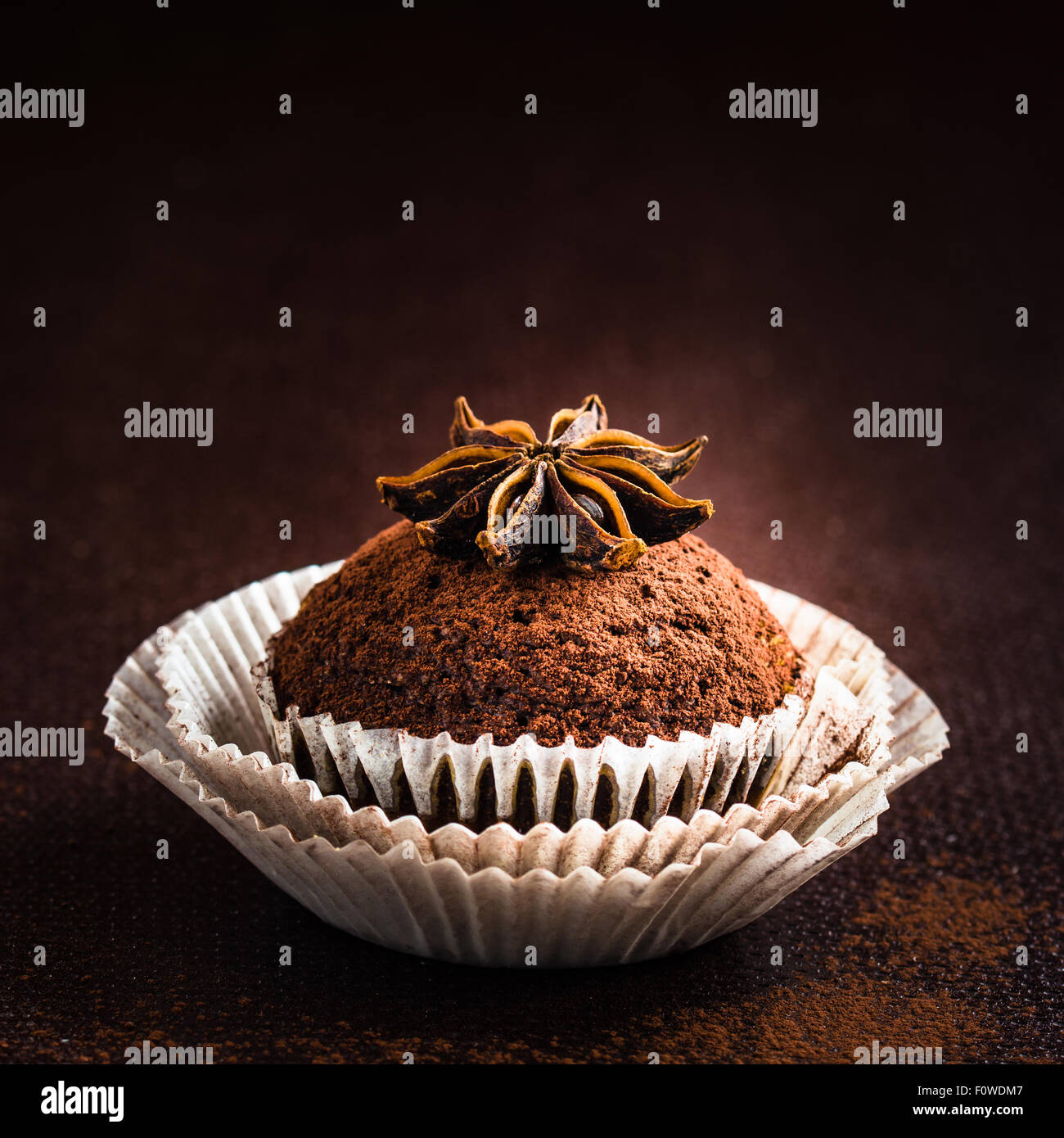 Petits Gateaux Faits Maison Decoree Avec Du Cacao En Poudre Et D Anis Etoile Selective Focus Photo Stock Alamy