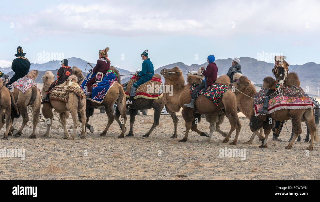 Le chameau racers, Eagle Festival, Olgii, l'ouest de la Mongolie Banque D'Images