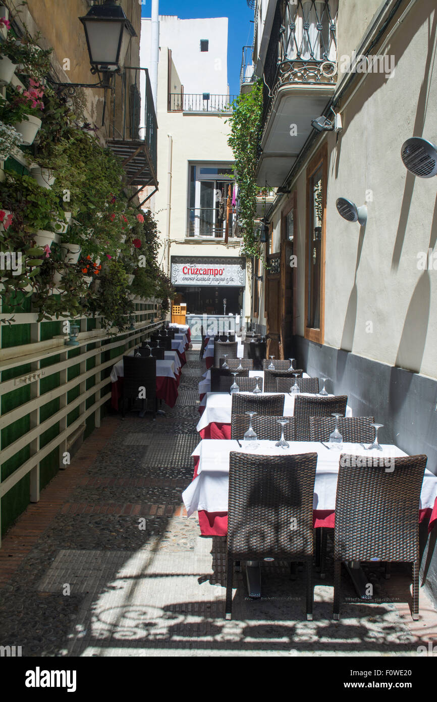 Tables de restaurant dans une rue étroite à Cartagena, Murcia, Espagne Banque D'Images