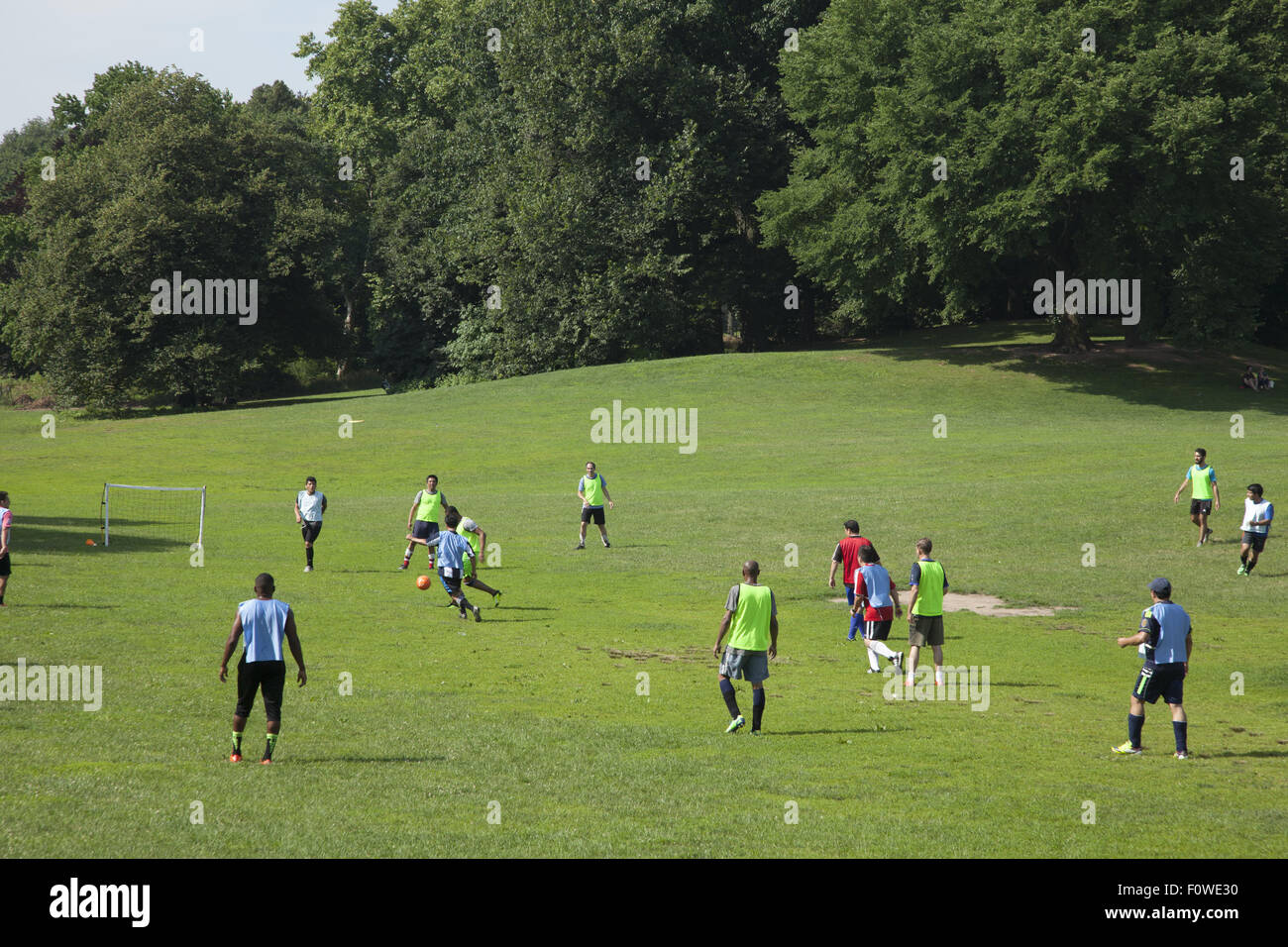 Jeu de football du matin le long de la 'Long Meadow' dans Prospect Park, Brooklyn, New York. Banque D'Images