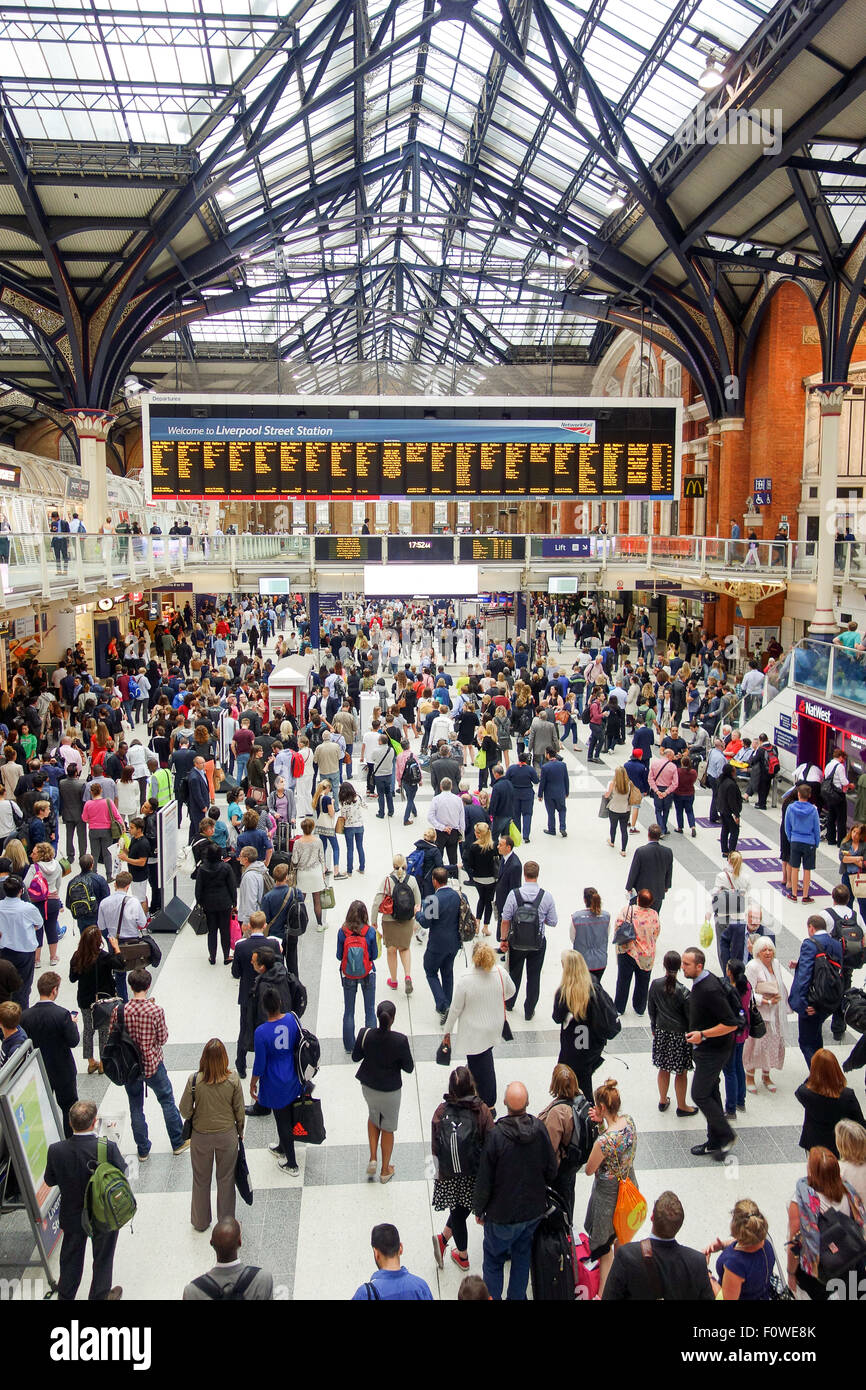 Le hall principal de la gare de Liverpool Street, pendant une longue heure de pointe. Banque D'Images
