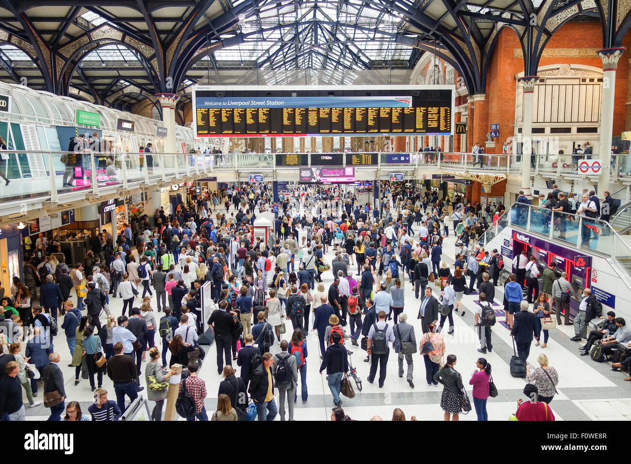 Le hall principal de la gare de Liverpool Street, pendant une longue heure de pointe. Banque D'Images