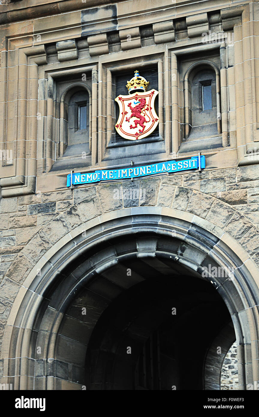 Le château d'Édimbourg. L'expression latine, "me impune lacessit nemo' sur l'entrée principale signifie "personne ne m'attaque avec impunité" Banque D'Images