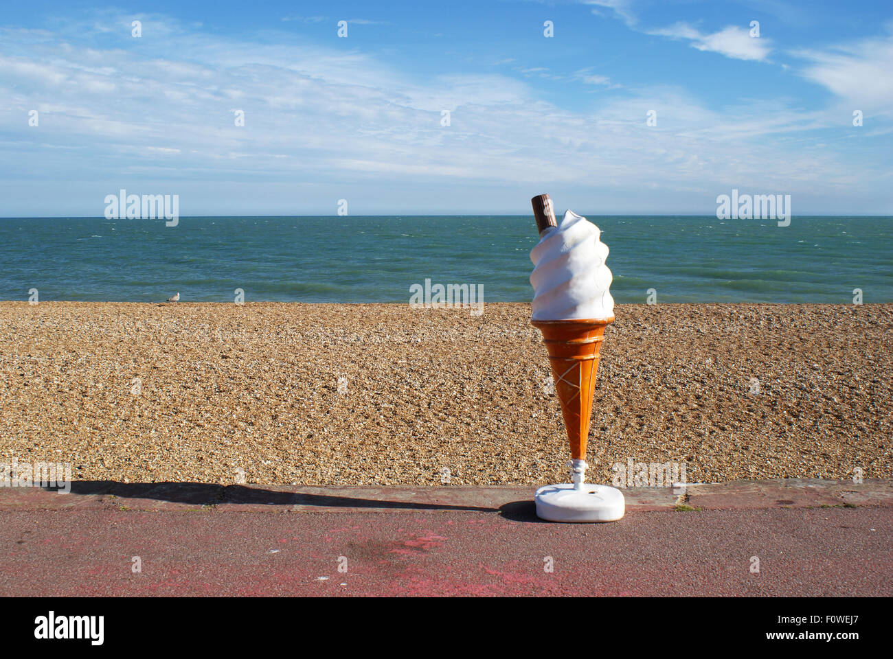 La crème glacée 3D modèle d'affichage publicitaire à la plage Sandgate, Kent Banque D'Images