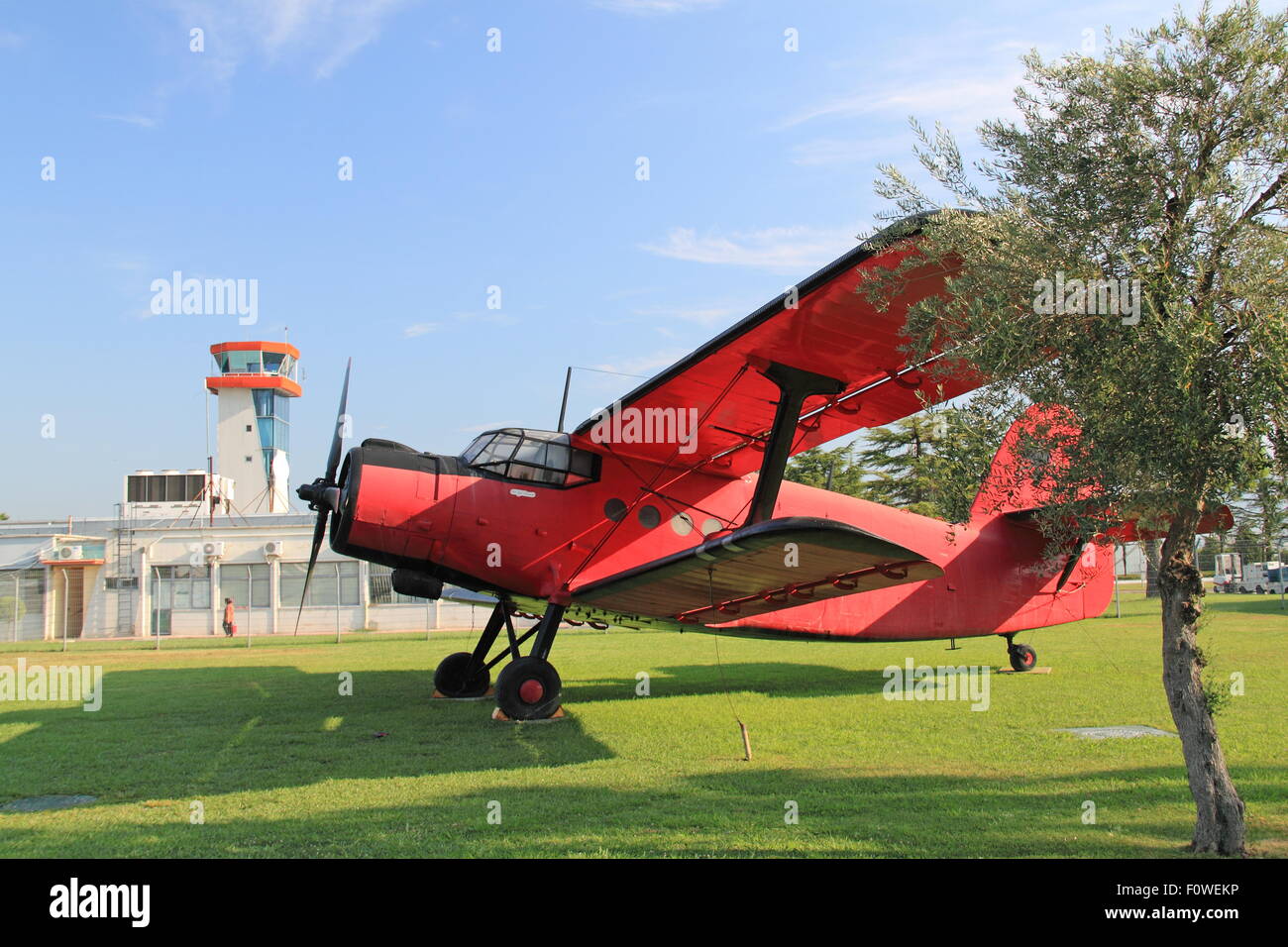 Antonov An-2 biplan passagers à l'Aéroport International de Tirana Nënë Tereza (Mère Teresa), l'Albanie, de Rinas, Balkans, Europe Banque D'Images