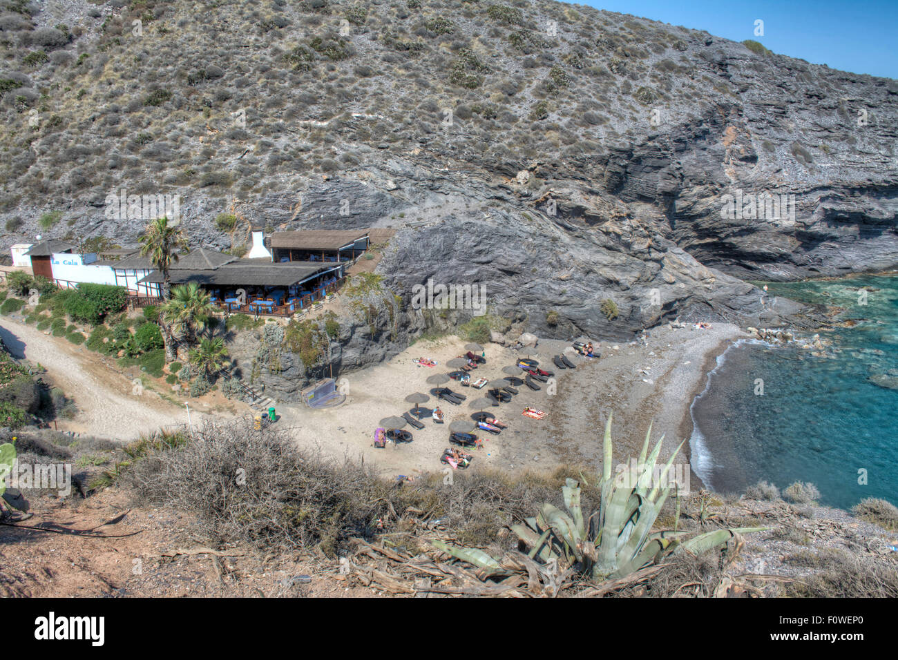 Vue de La Cala cliff top restaurant et Cala del Barco Bay à La Manga Club Resort, Murcia, Espagne Banque D'Images