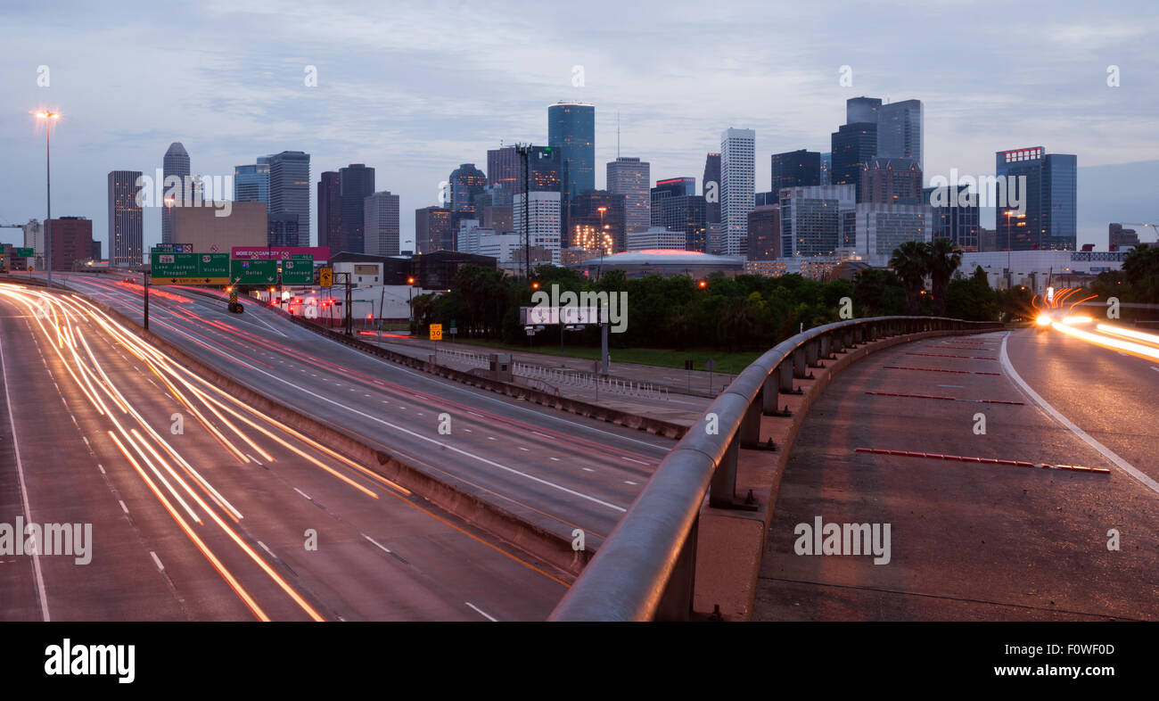 La nuit tombe comme les vents de l'heure de pointe vers le bas à Houston, Texas Banque D'Images