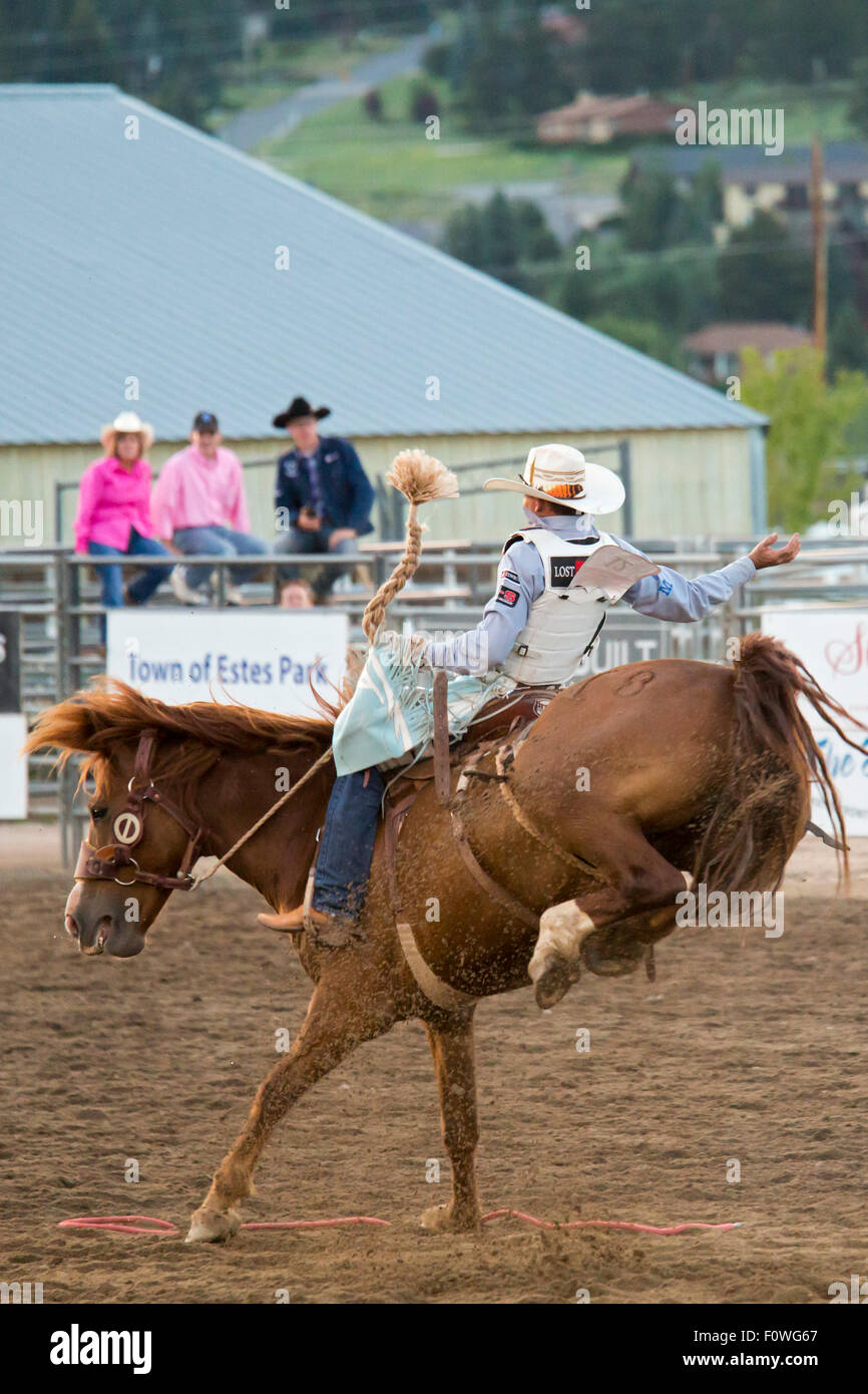 Estes Park, Colorado - saddle bronc compétition au rodéo sur le toit. Banque D'Images