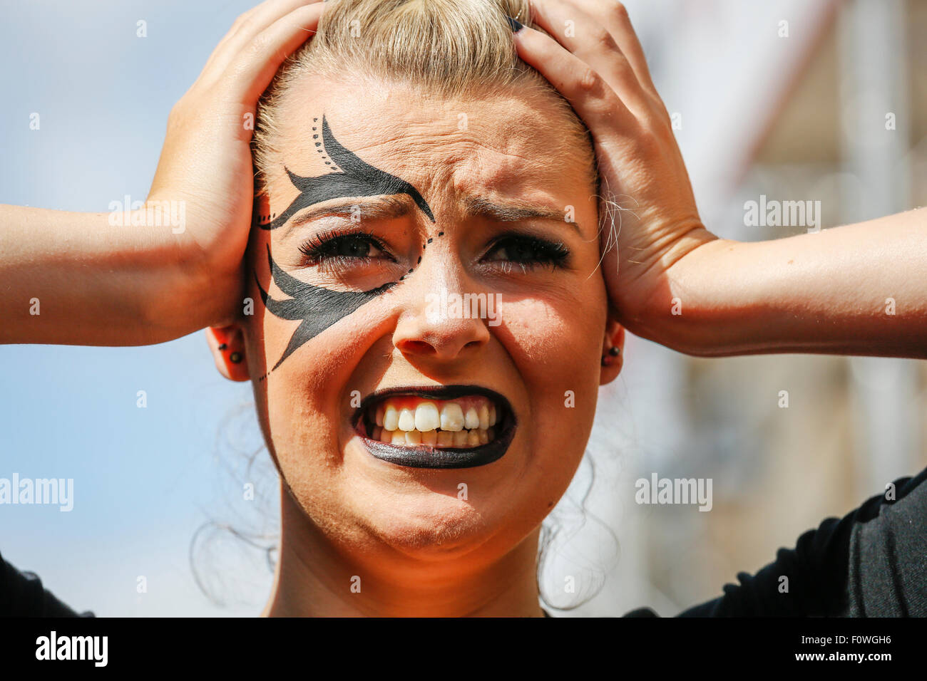 Femme tenant sa tête dans l'angoisse, l'intérim, l'Edinburgh Fringe Festival, Ecosse, Royaume-Uni Banque D'Images