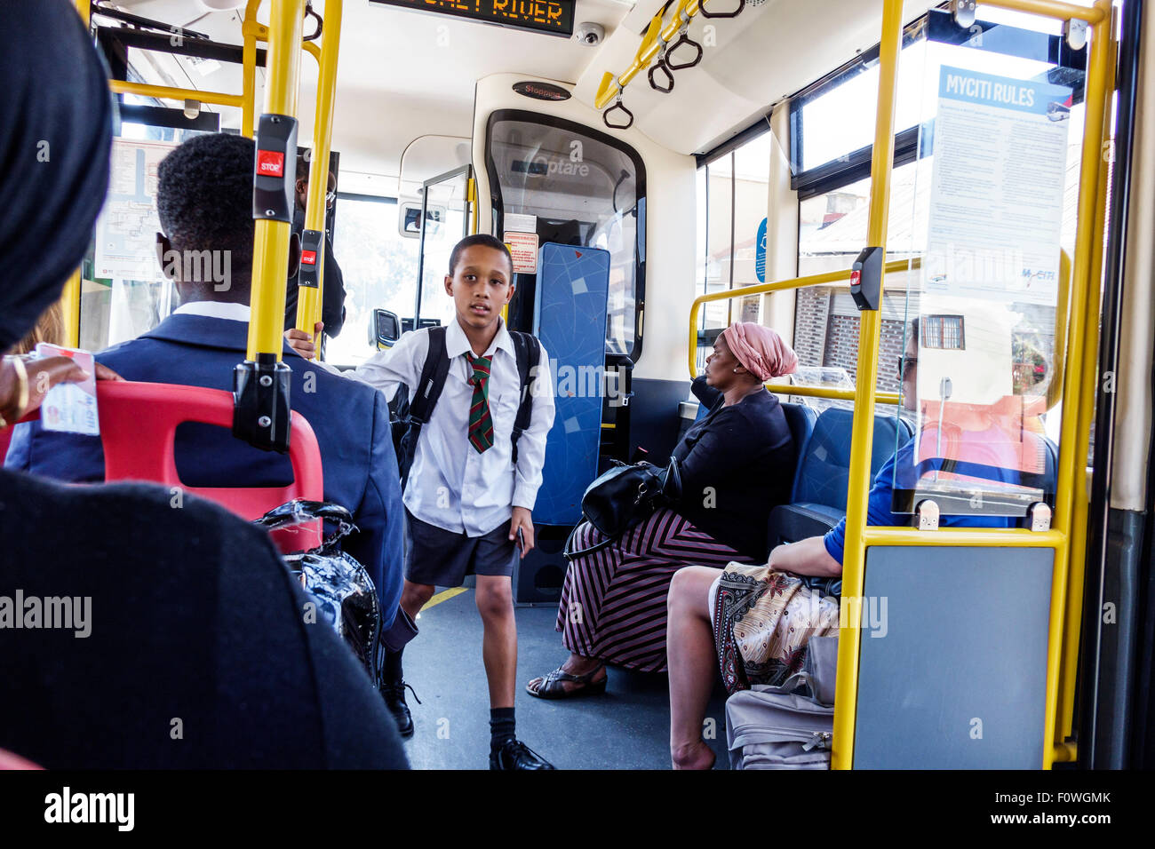 Cape Town Afrique du Sud,Africain,MyCiTi bus,transport en commun,Black Blacks Africains minorité ethnique,Afro-américain,garçon,étudiants éduca Banque D'Images