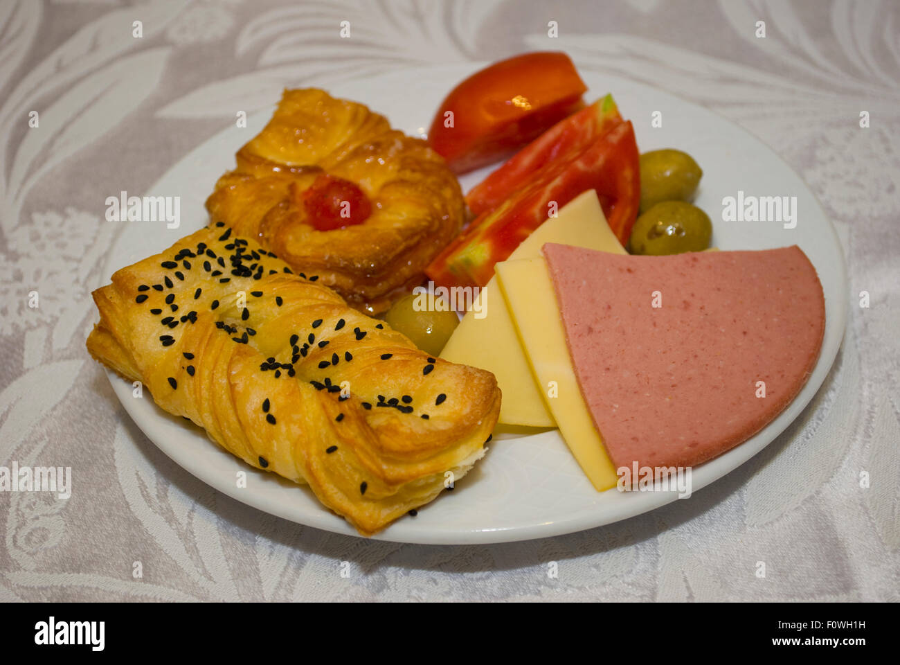 Pâtisseries pour le petit-déjeuner sur un bateau de croisière sur le Nil, l'Egypte. Banque D'Images