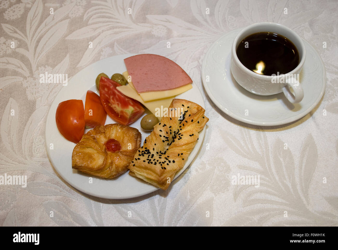 Pâtisseries pour le petit-déjeuner sur un bateau de croisière sur le Nil, l'Egypte. Banque D'Images