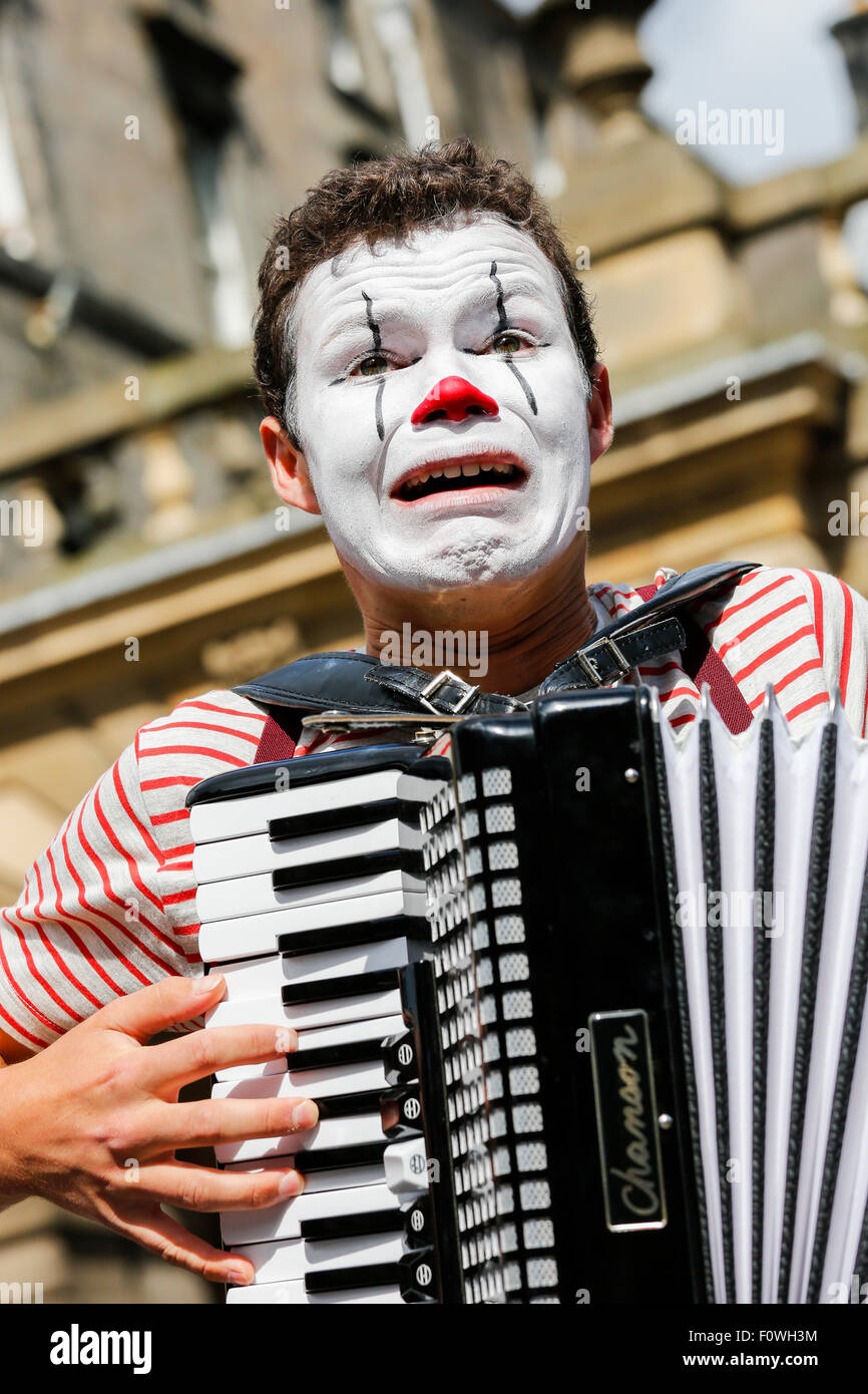 Freddy Crossley jouant un accordéon et de publicité un spectacle au Edinburgh Fringe Festival, High Street, Royal Mile, Édimbourg, Sc Banque D'Images