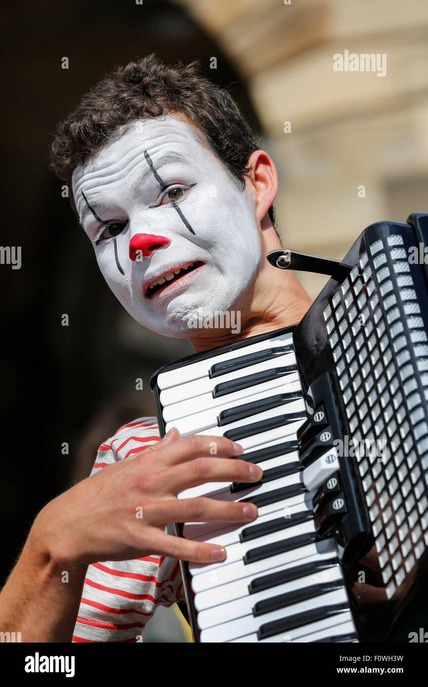 Freddy Crossley jouant un accordéon et annonçant un spectacle au festival Edinburgh Fringe, High Street, Royal Mile, Édimbourg, Écosse Banque D'Images