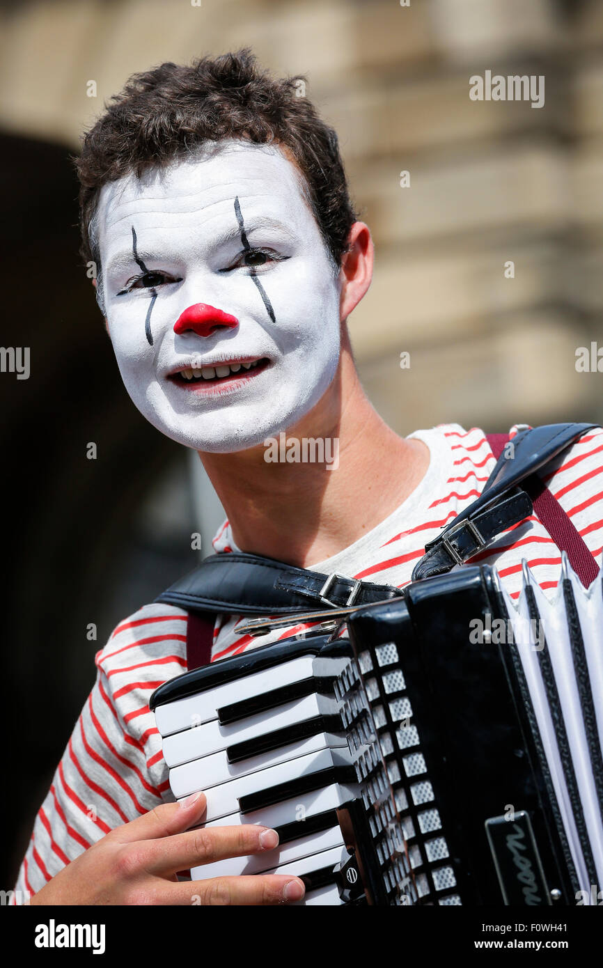 Freddy Crossley jouant un accordéon et de publicité un spectacle au Edinburgh Fringe Festival, High Street, Royal Mile, Édimbourg, Sc Banque D'Images